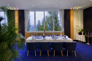 Lunch and dinner served, international cuisine