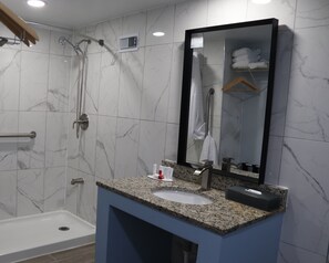 Studio, 2 tweepersoonsbedden, niet-roken | Badkamer | Een bad/douchecombinatie, een haardroger, handdoeken