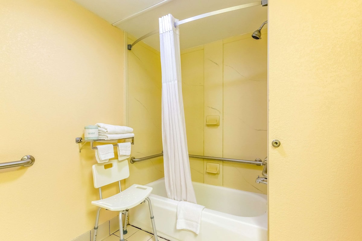 Chambre, 1 trÚs grand lit, accessible aux personnes à mobilité réduite, non-fumeurs | Chambres insonorisées, Wi-Fi gratuit, draps fournis, réveils
