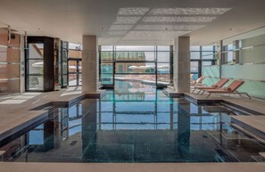 Kolam renang indoor dan kolam renang outdoor