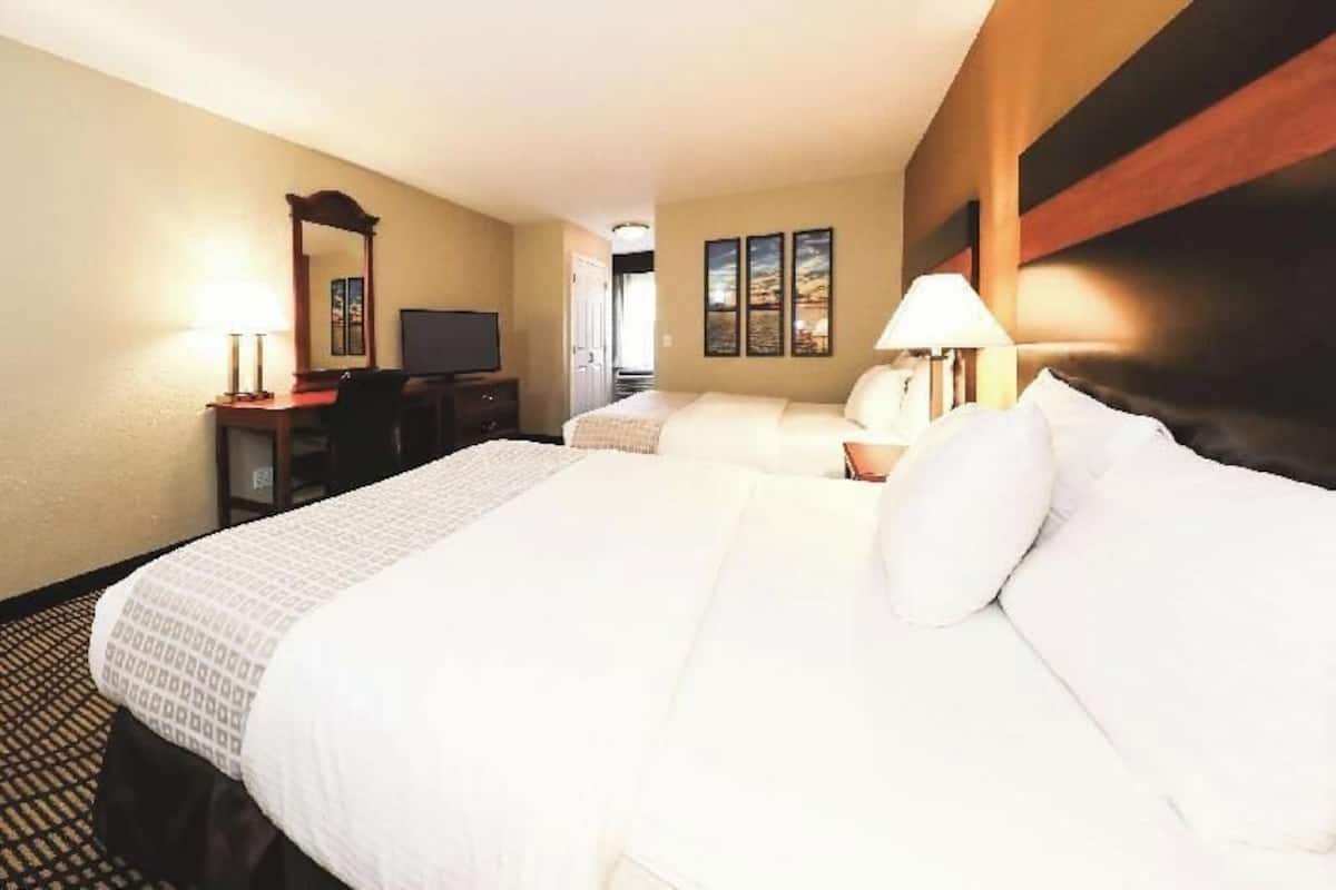 Ropa de cama de alta calidad, camas con pillow-top y escritorio