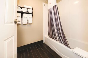 Suite Deluxe, varias camas, para no fumadores (One-Bedroom, Separate Living Space) | Ropa de cama de alta calidad, camas con pillow-top y escritorio