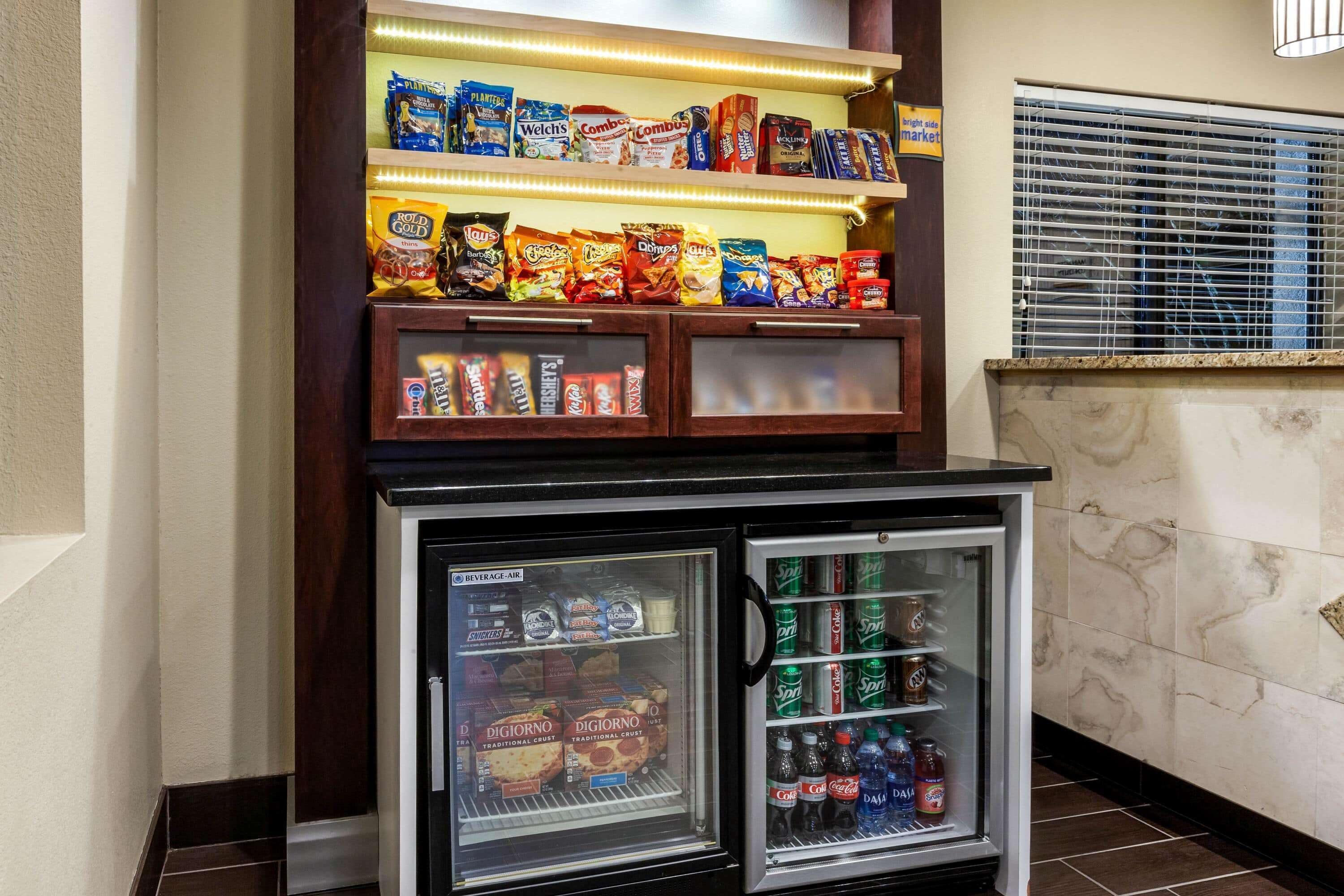 Máquina expendedora con snacks y bebidas, incluyendo Doritos y Coca-Cola.