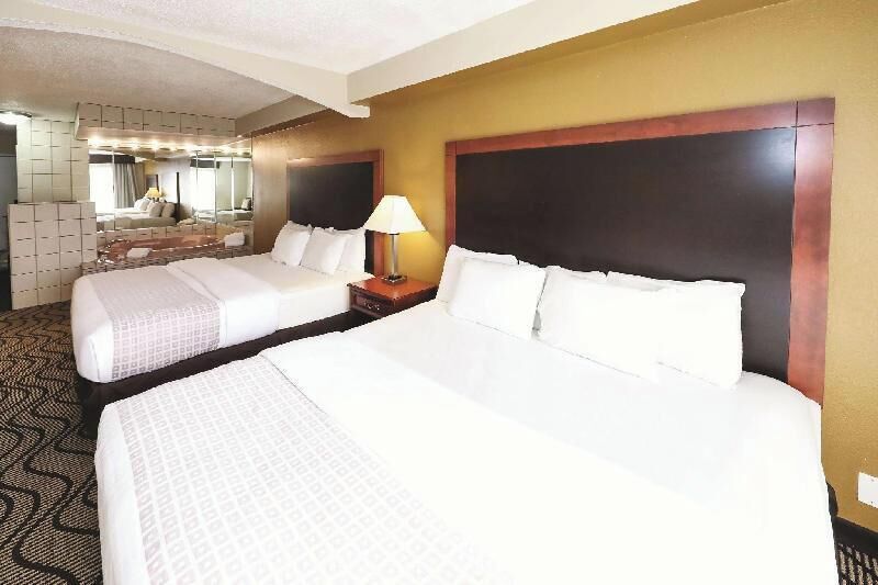 Bộ đồ giường cao cấp, nệm có lớp đệm bông, bàn 