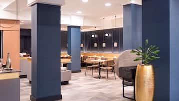 Tägliches Frühstücksbuffet (24.50 EUR pro Person)