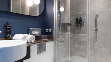 Dusche, umweltfreundliche Kosmetikartikel, Haartrockner, Handtücher
