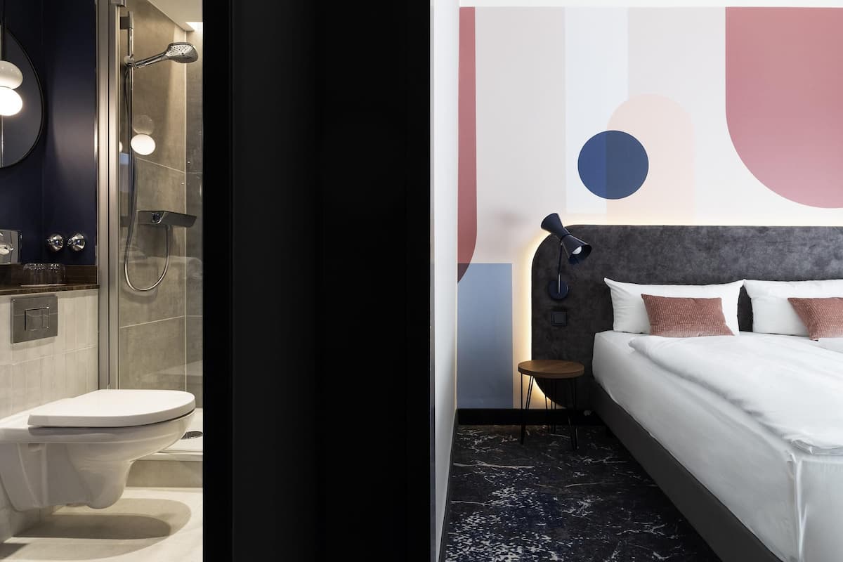 1 quarto, cofres nos quartos, escrivaninha, cortinas blackout