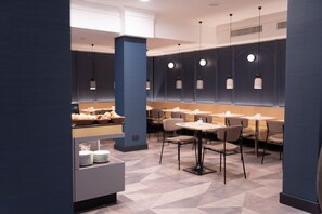 Café da manhã com buffet todos os dias (EUR 24.50 por pessoa) 