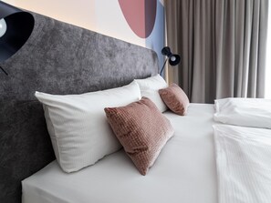 Quarto casal standard | Cofres nos quartos, escrivaninha, cortinas blackout