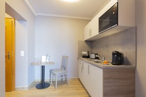 Privilege, Twin Room, 2 Twin Beds | In-room safe, desk, blackout drapes, soundproofing - Mercure Hotel Mainz City Center (Mainz)