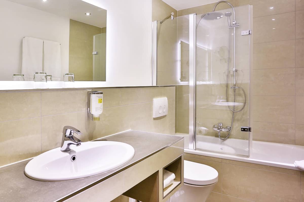 Quarto casal standard | 1 quarto, cofres nos quartos, escrivaninha, cortinas blackout