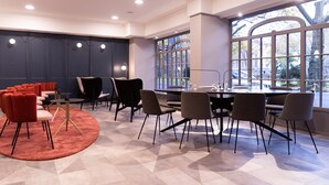 A modern conference room with a large table, multiple chairs, and a red carpet. - Mercure Hotel Mainz City Center (Mainz)