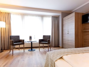 1 bedroom, in-room safe, desk, blackout curtains
