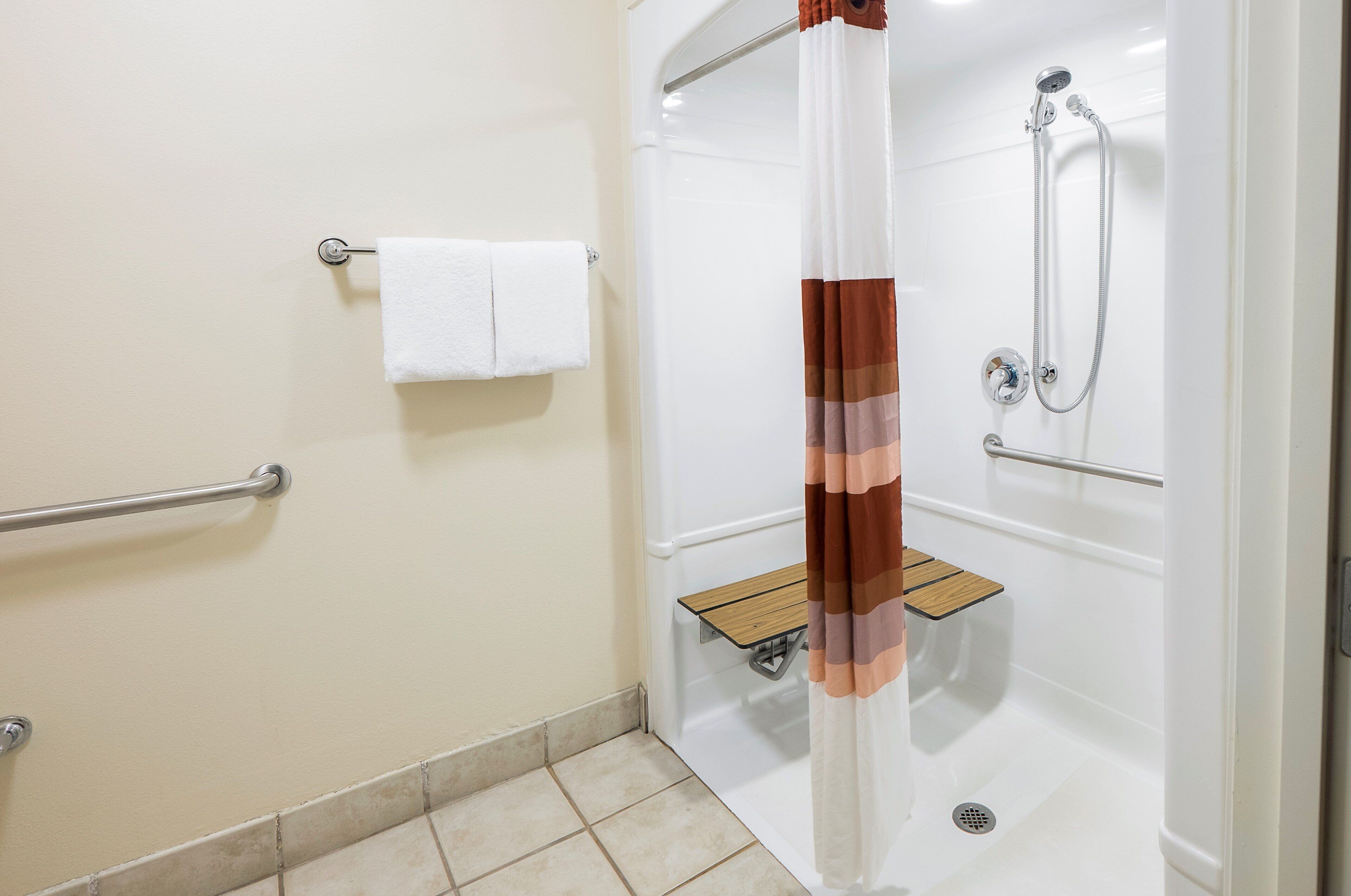Chambre Standard, 1 très grand lit (Roll-In Shower, Smoke Free) | Salle de bain | Articles de toilette (gratuits), séchoir à cheveux, serviettes fournies