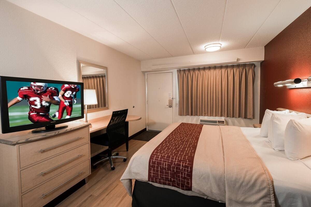 In-room safe, desk, laptop workspace, cribs (free)