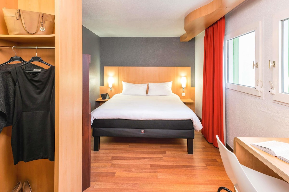 Standaard kamer, 1 tweepersoonsbed | Luxe beddengoed, een bureau, een laptopwerkplek