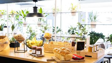 Petit déjeuner buffet (12.9 EUR par personne)