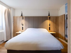 أغطية فراش متميزة ومكتب ومساحة عمل للكمبيوتر المحمول وستائر تعتيم