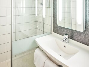 Luxe beddengoed, een bureau, een laptopwerkplek