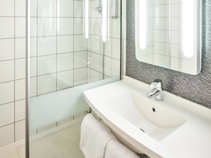 Luxe beddengoed, een bureau, een laptopwerkplek