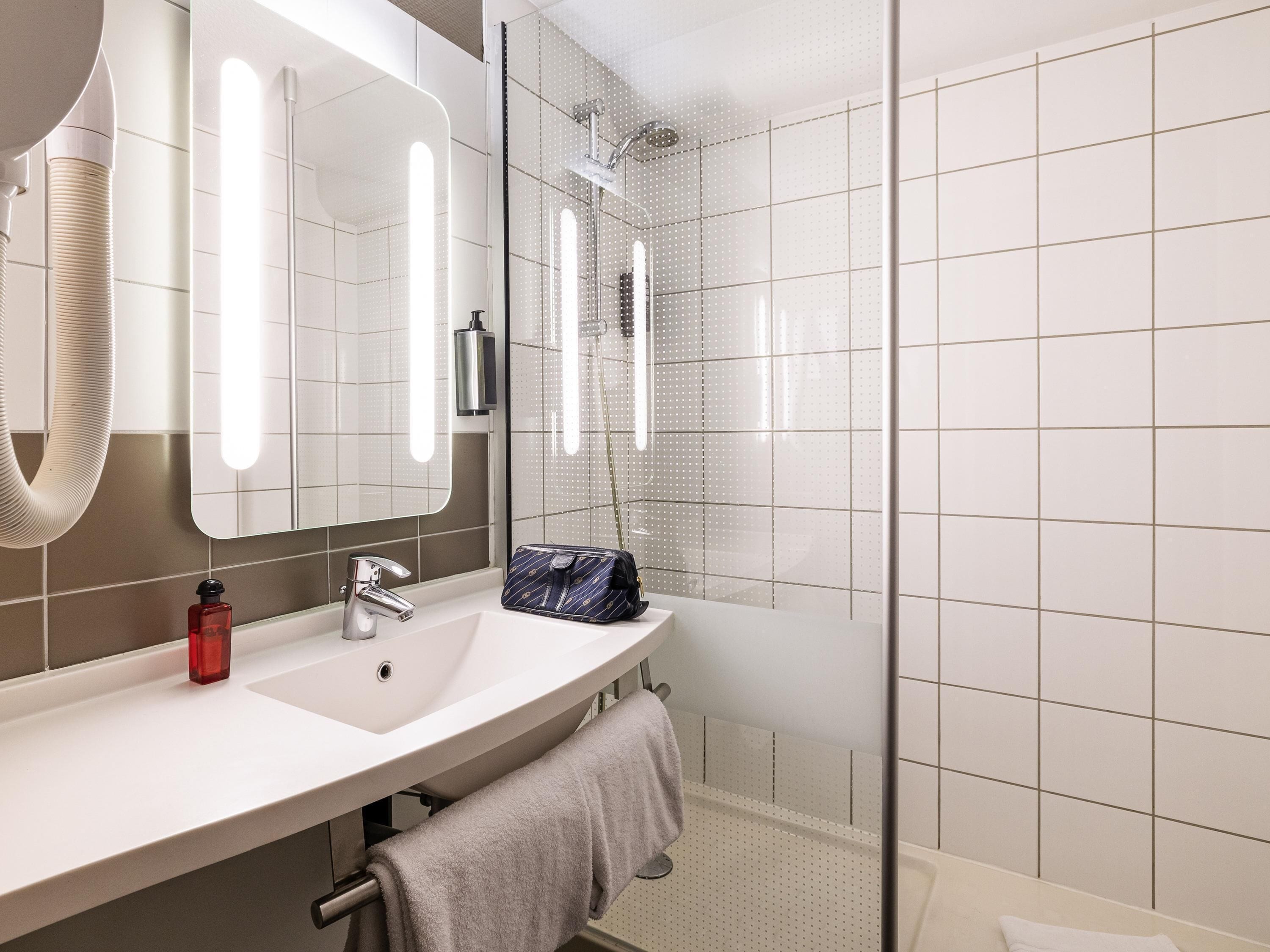 Habitación estándar, varias camas | Ropa de cama de alta calidad y escritorio 
