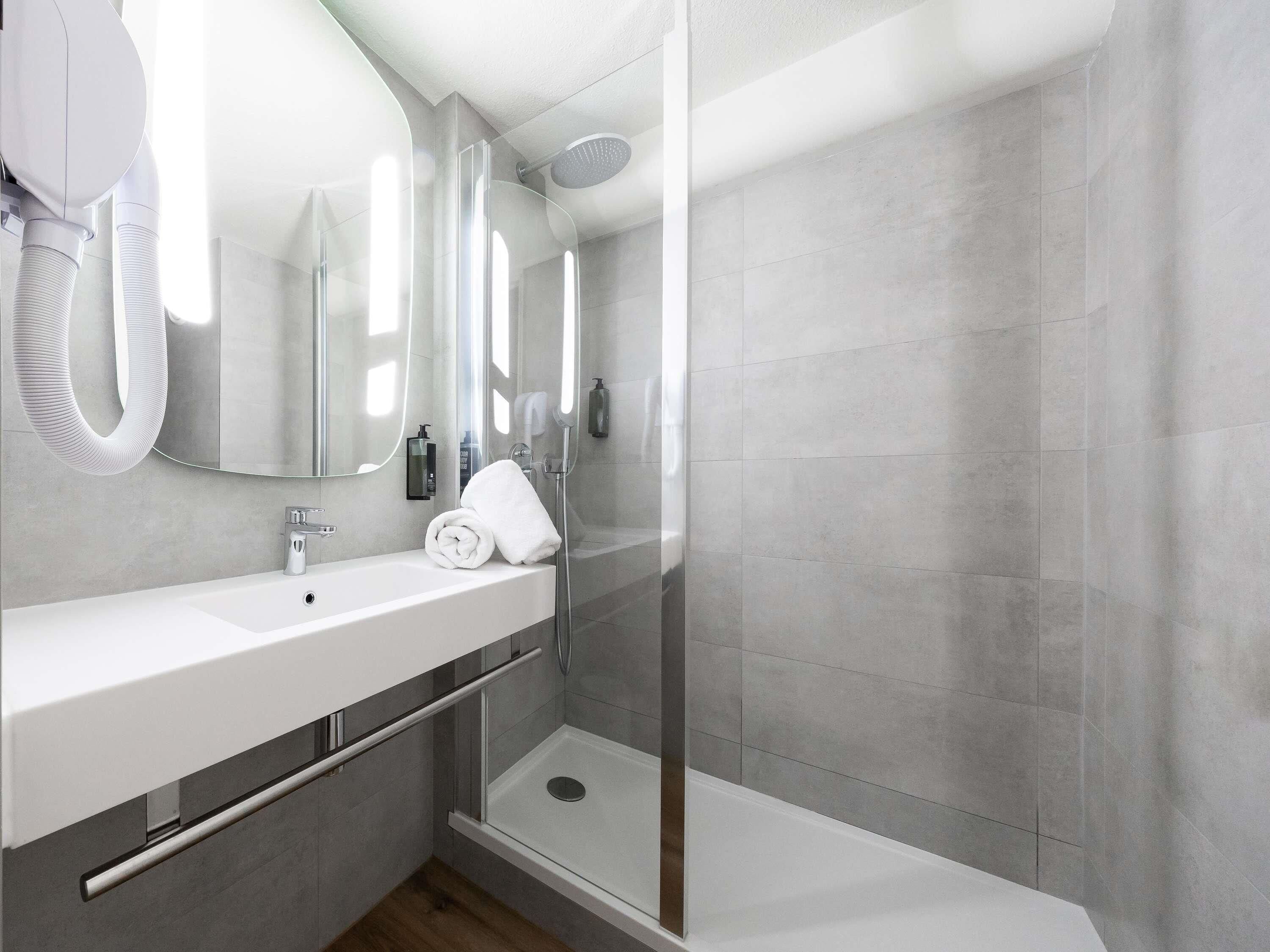 高級寢具、書桌、手提電腦工作空間、遮光窗簾/窗簾