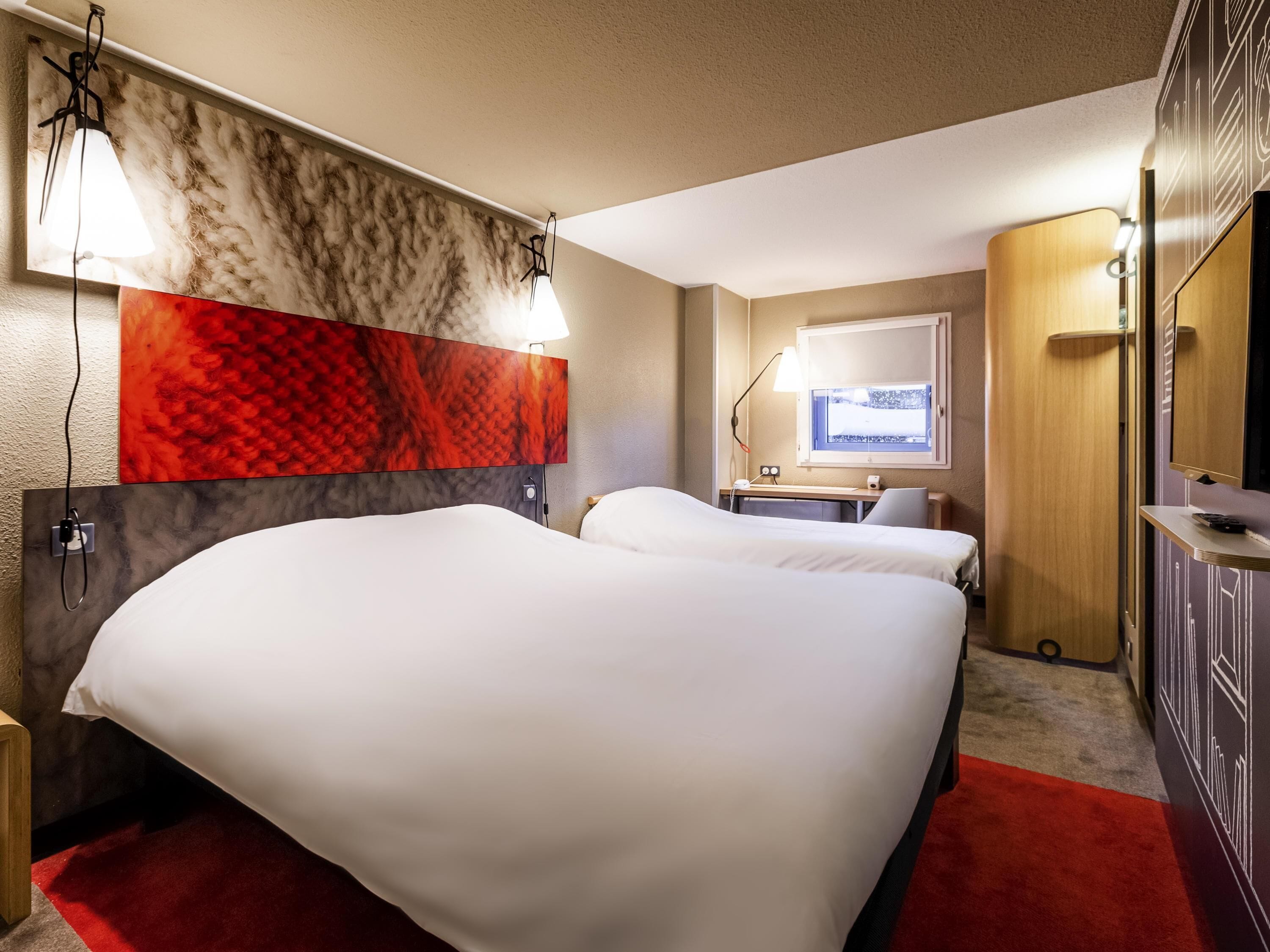 Habitación estándar, varias camas | Ropa de cama de alta calidad y escritorio