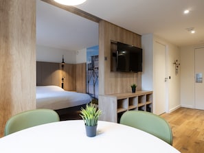 Luxe beddengoed, een bureau, een laptopwerkplek