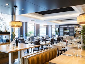 บริการอาหารกลางวัน, อาหารฝรั่งเศส, บริเวณรับประทานอาหารกลางแจ้ง 