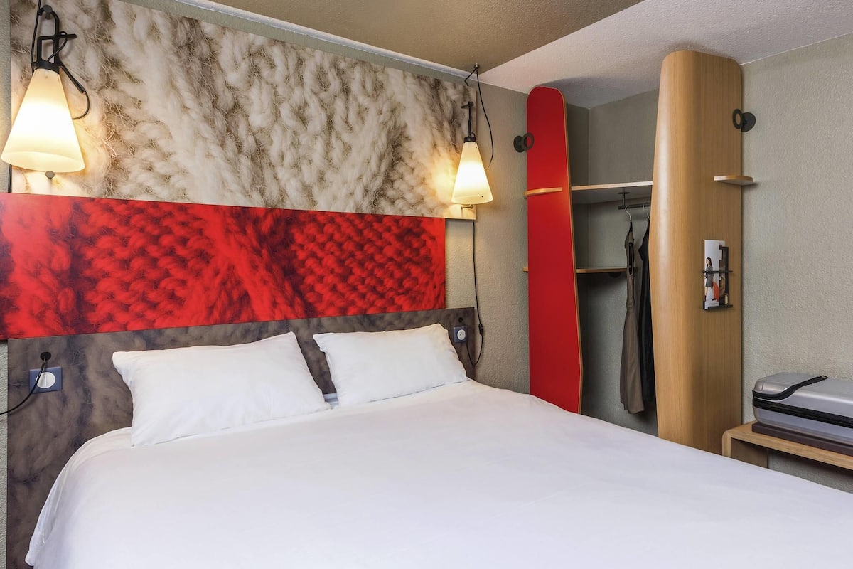 Habitación estándar, 1 cama matrimonial | Ropa de cama de alta calidad y escritorio