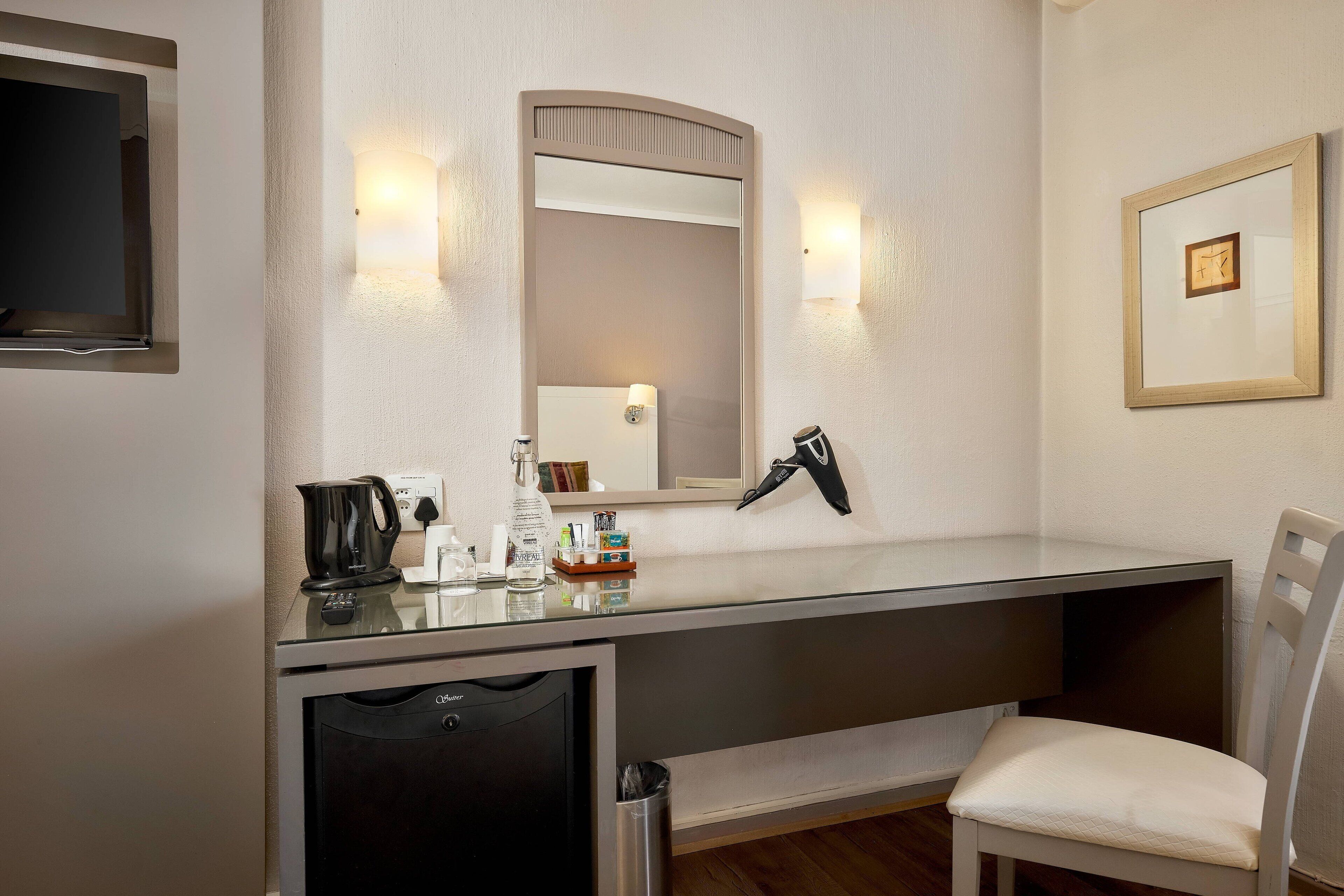 hypo-allergenic bedding, in-room safe, desk, laptop workspace