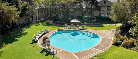 Suite, 1 Schlafzimmer, Nichtraucher, Gartenblick | Pool | Außenpool, Liegestühle