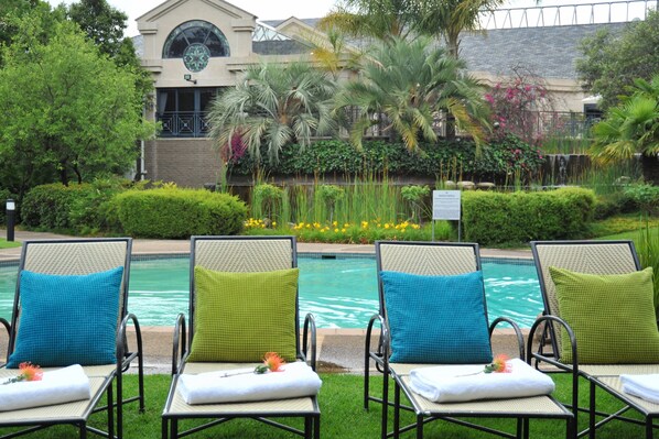 Piscine extérieure, chaises longues