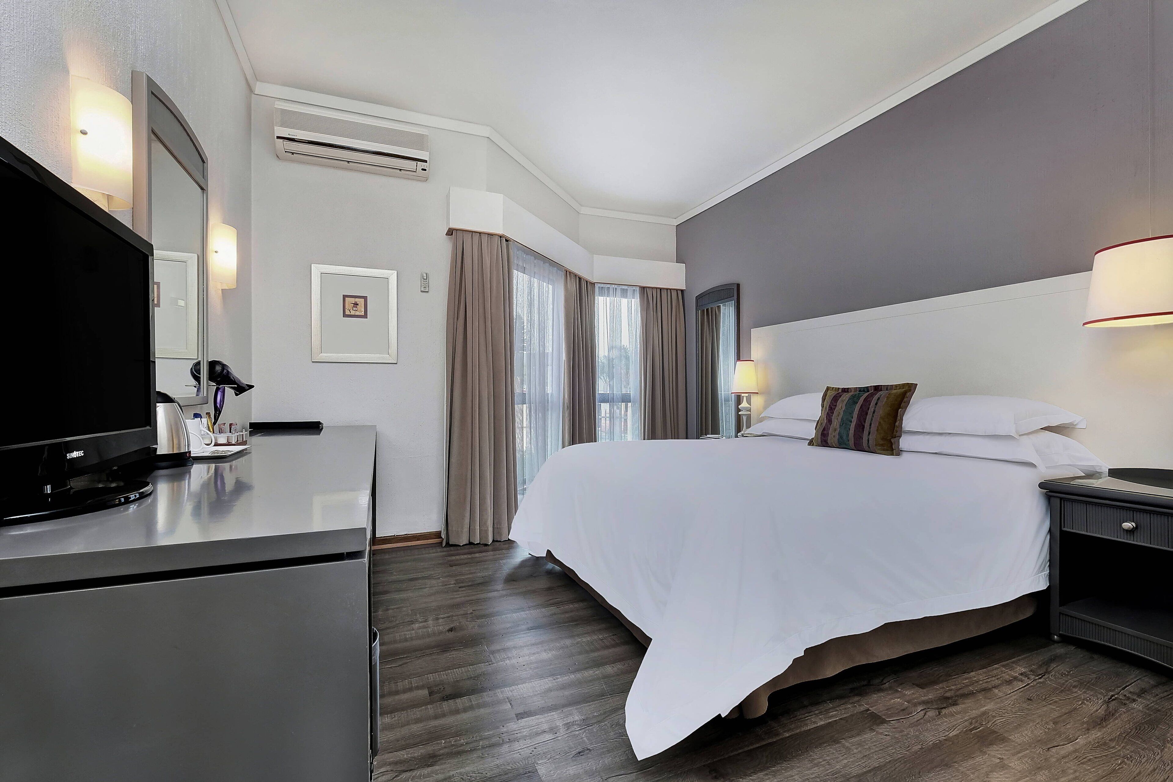Executive Room, 1 Queen Bed | Hypo-allergenic bedding, in-room safe, desk, laptop workspace
