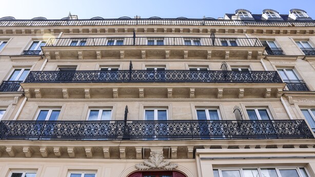 A multi-story building with ornate balconies and a classic architectural style. - Hôtel Londres et New York - Teritoria (Paris)