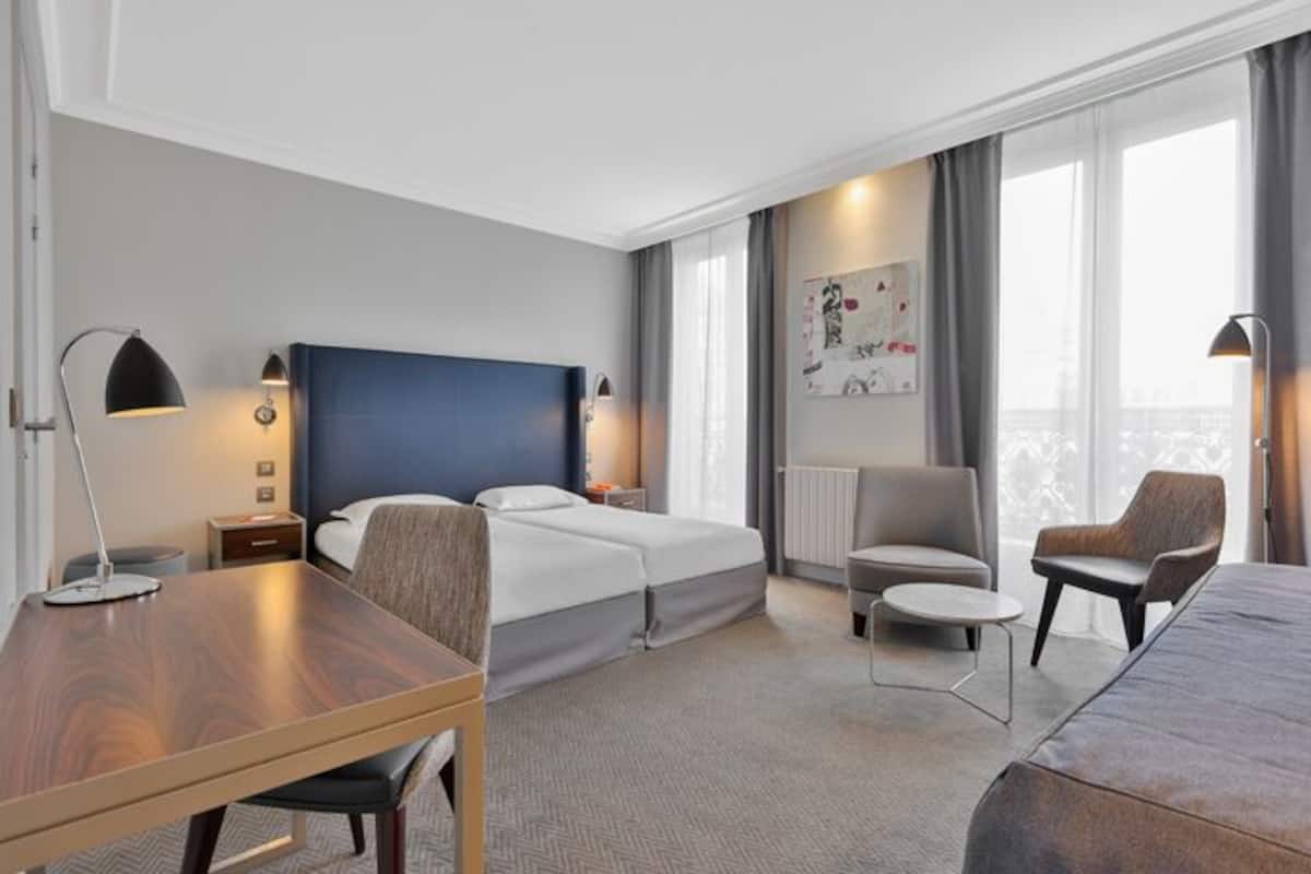 Kolmen hengen huone | Tallelokero huoneessa, äänieristys, silitysrauta/-lauta, ilmainen Wi-Fi