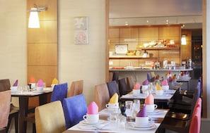 Petit déjeuner buffet (16 EUR par personne)
