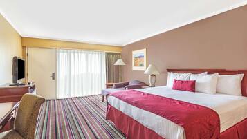 Pengeskab på værelset, skrivebord, strygejern/strygebræt