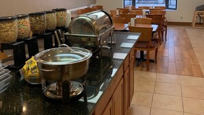 Ein reichhaltiges Buffet mit verschiedenen Speisebehältern und einer Kaffeestation.