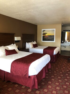 客房内保险箱、办公桌、熨斗/熨衣板、免费婴儿床