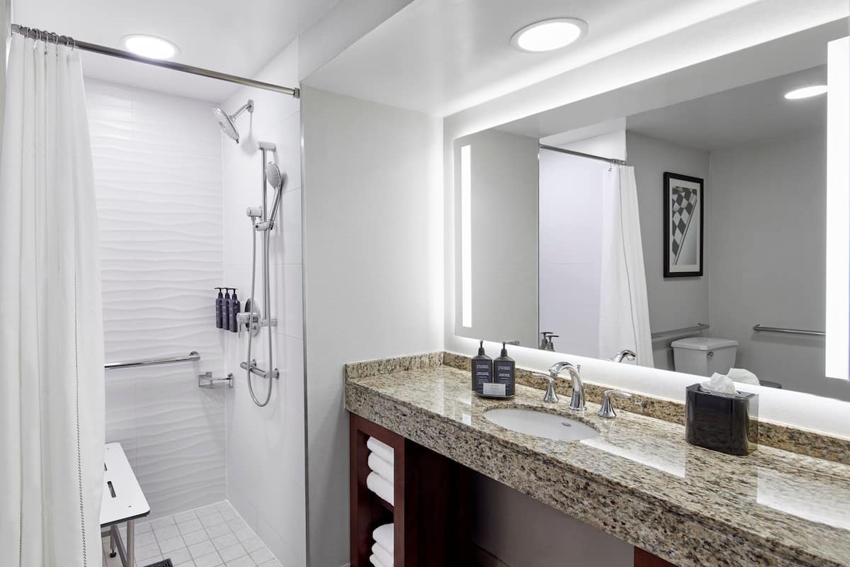 Combined shower/tub, designer toiletries, hair dryer, towels