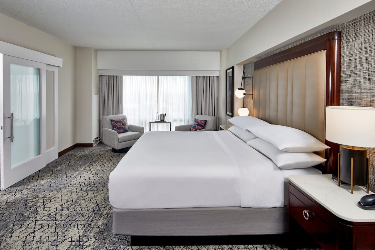 Traditional Room, 1 King Bed, Non Smoking | Premium bedding, down comforters, pillowtop beds, in-room safe