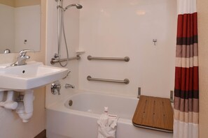 Habitación Deluxe, 1 cama de matrimonio grande, accesible para personas con discapacidad | Baño | Ducha y bañera combinadas y artículos de higiene personal gratuitos