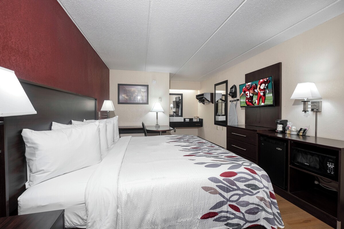 Superior Room, 1 King Bed, Non Smoking | Desk, laptop workspace, blackout drapes, iron/ironing board