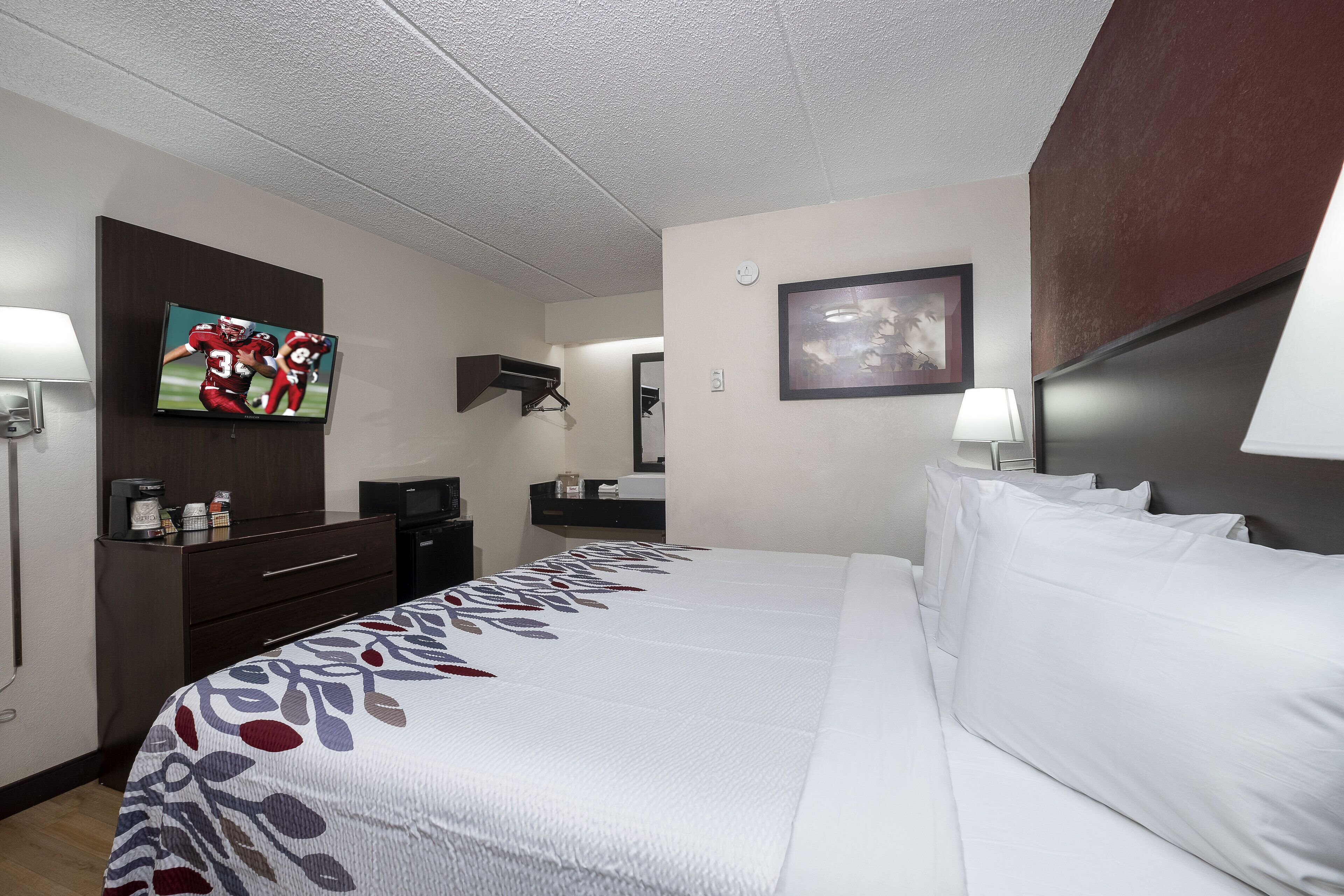 Escritorio, espacio para trabajar con un portátil, cortinas opacas