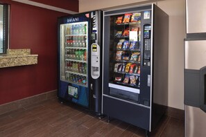 Ein Getränke- und Snackautomat mit verschiedenen Auswahlmöglichkeiten.