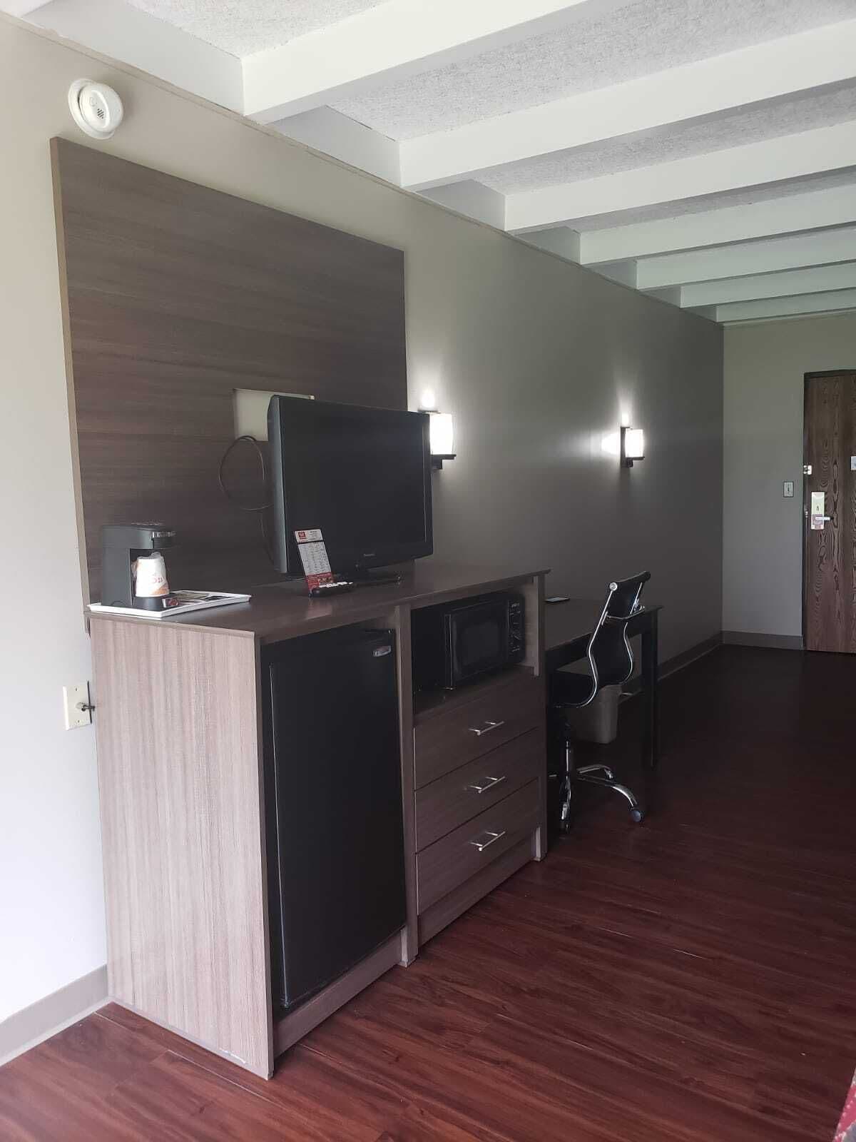 Pillowtop beds, desk, iron/ironing board, free WiFi