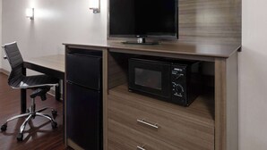 Colchones con pillow-top, escritorio y tabla de planchar con plancha 