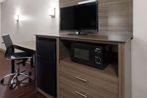 Pillow-top beds, iron/ironing board, free WiFi, bed sheets - Baymont by Wyndham Bay City (Bay City)