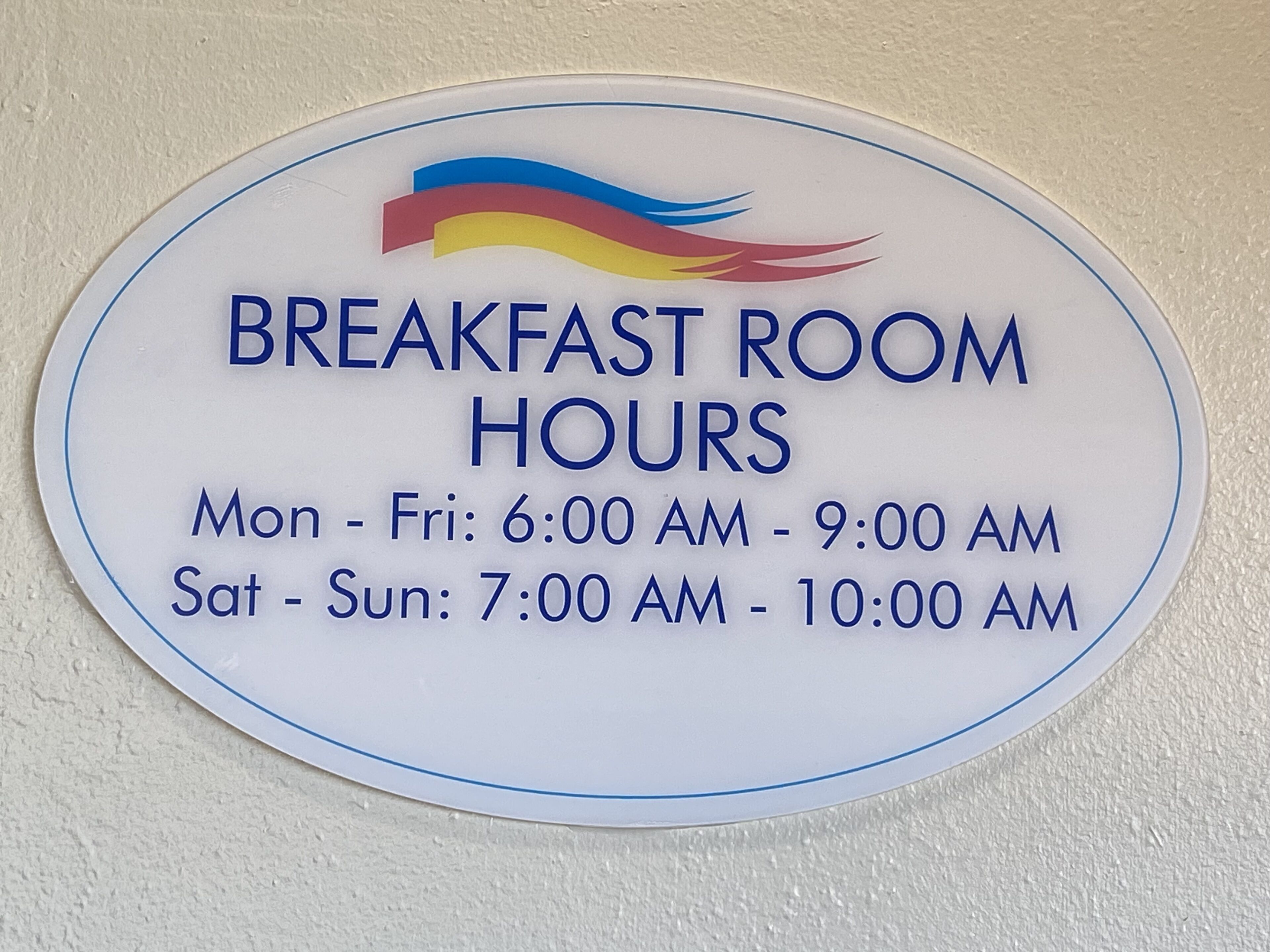 Señal que indica los horarios del comedor para el desayuno.